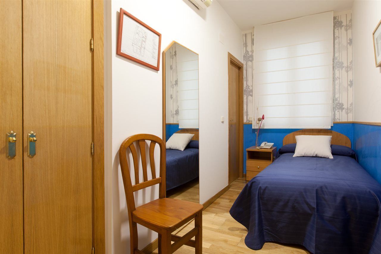 Hostal Montaloya Madrid Ngoại thất bức ảnh